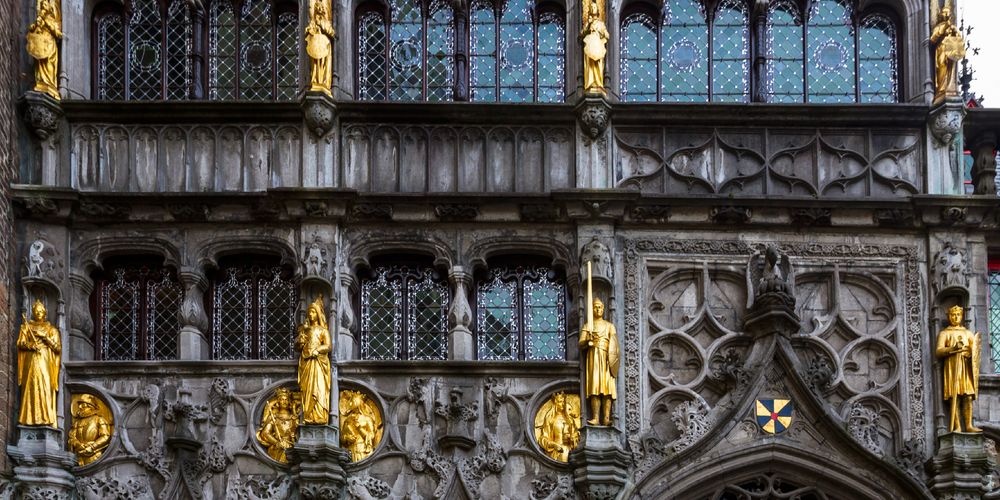 Geveldetail van de Basiliek van het Heilig Bloed in Brugge