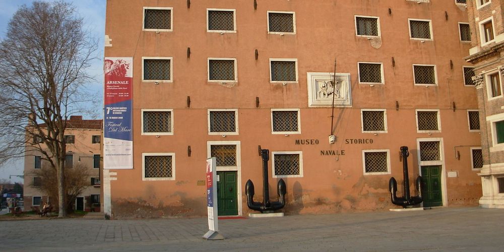 Voorgevel van het Museo Storico Navale in Venetië