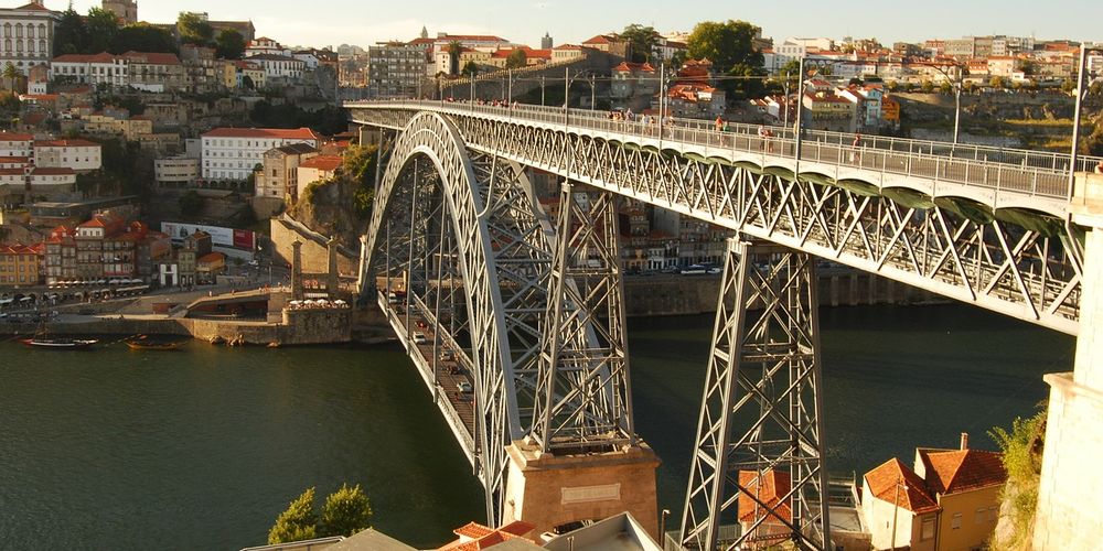 Kenmerkend voor Porto is de Ponte Dom Luís I