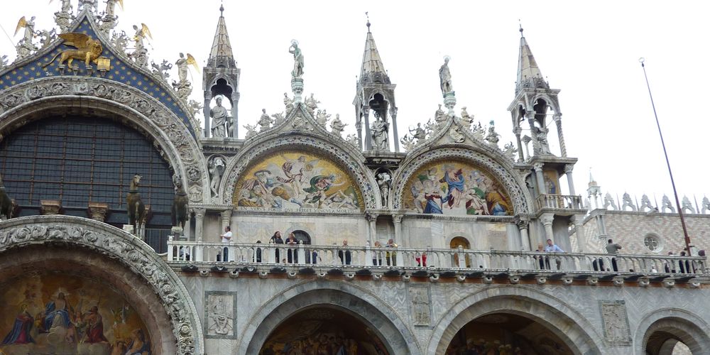 De prachtige gevel van de San Marco basiliek in Venetië